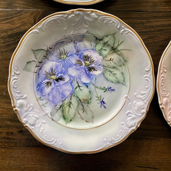 Set of 4 hand painted floral plates Wawel Poland artist signed - Picture 6 of 11